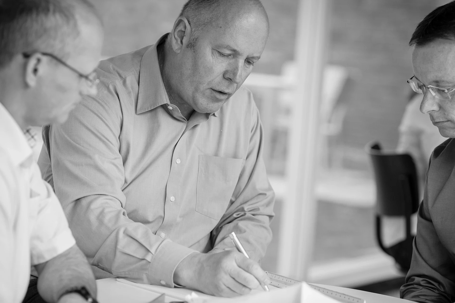 drei Männer, Besprechung, Stift, Lineal, Schwarz-Weiß