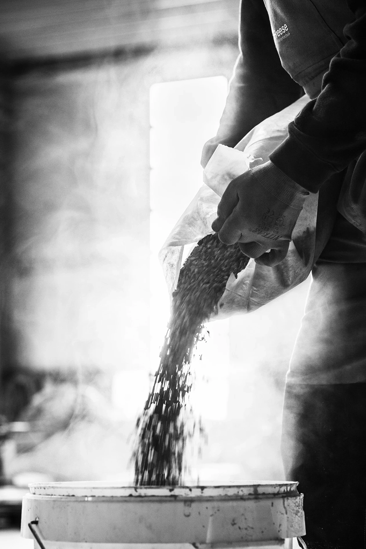 Rohstoffzugabe für Designboden in Handarbeit, Schwarz-Weiß