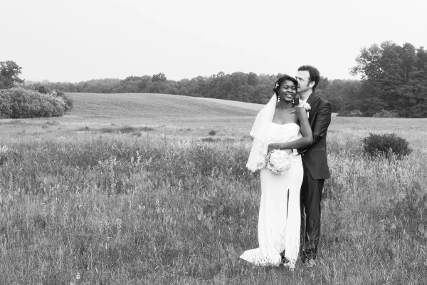 Hochzeit in der Region Mecklenburgische Seenplatte, Brautpaar am Feldrand, Schwarz-Weiß-Fotografie