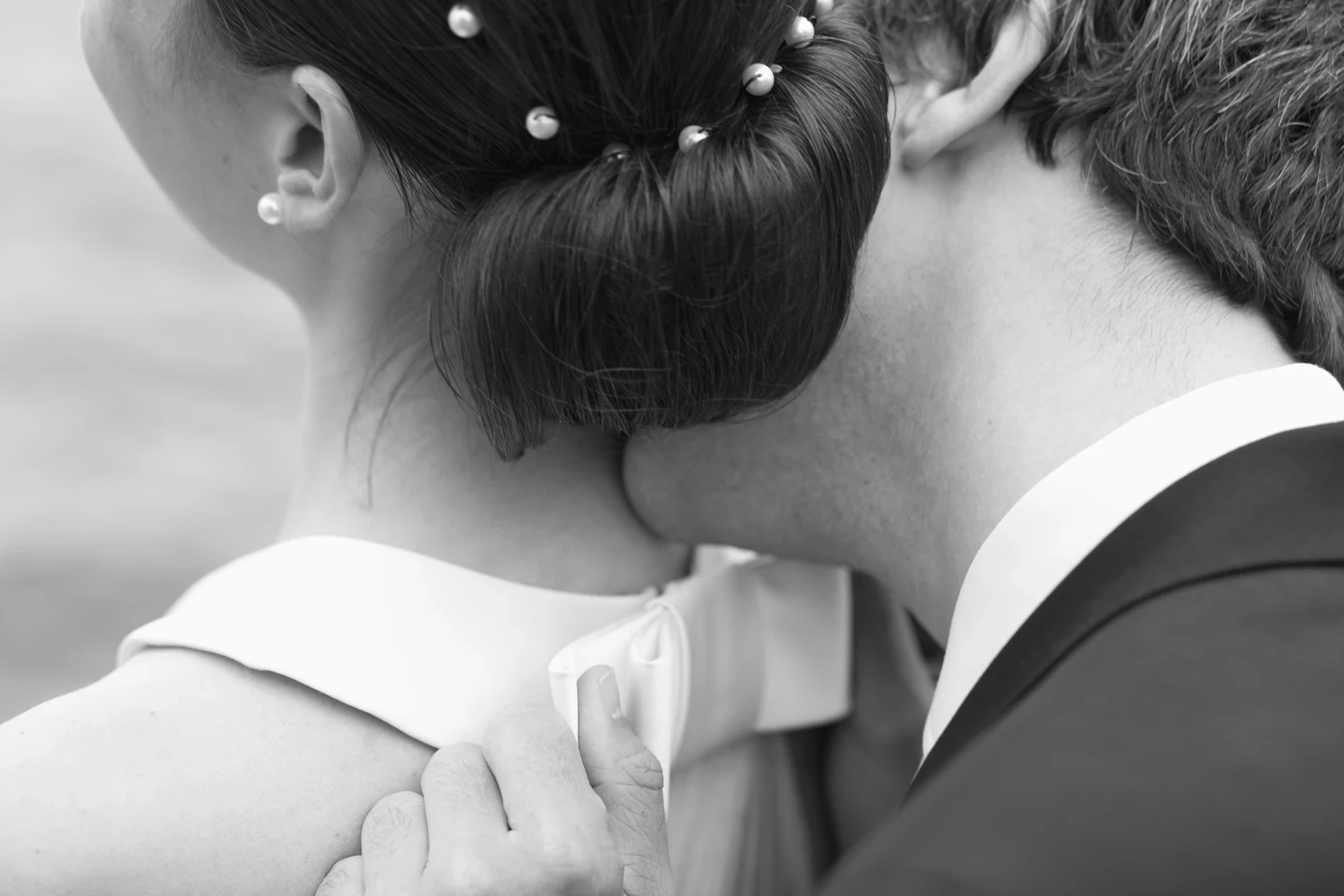 Brautpaar, Kuss, Nacken, Detail, Schwarz-Weiß