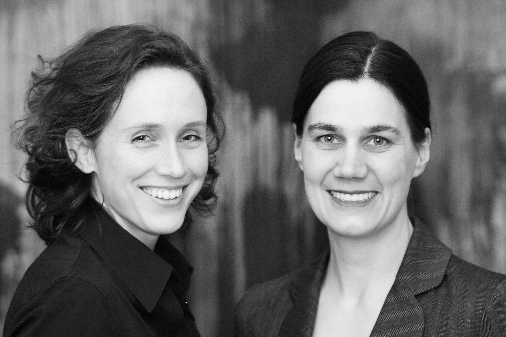 zwei Frauen, Portrait, Schwarz-Weiß